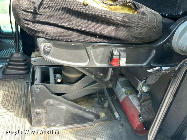 image for item EQ0513 2015 Peterbilt 337 utility / service truck