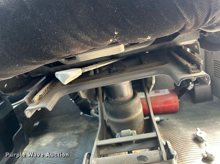 image for item EQ0513 2015 Peterbilt 337 utility / service truck