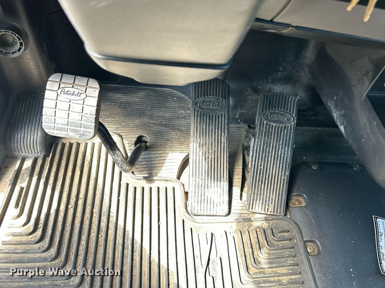 image for item EQ0513 2015 Peterbilt 337 utility / service truck