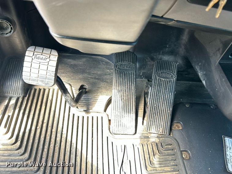 image for item EQ0513 2015 Peterbilt 337 utility / service truck