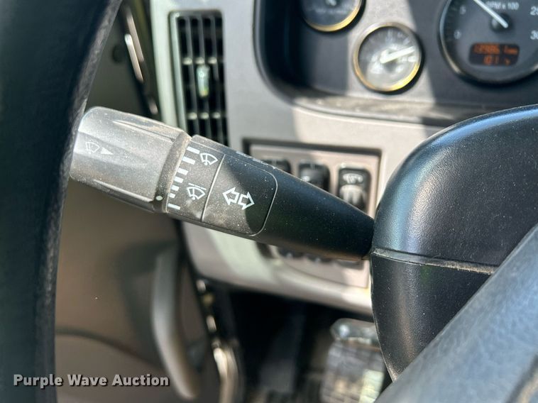 image for item EQ0513 2015 Peterbilt 337 utility / service truck