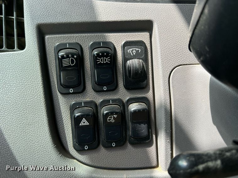 image for item EQ0513 2015 Peterbilt 337 utility / service truck