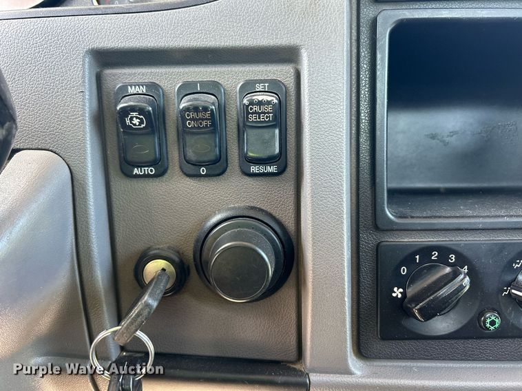 image for item EQ0513 2015 Peterbilt 337 utility / service truck