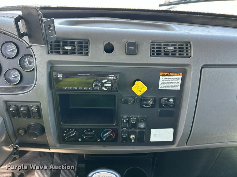 image for item EQ0513 2015 Peterbilt 337 utility / service truck