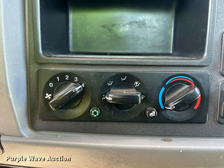 image for item EQ0513 2015 Peterbilt 337 utility / service truck