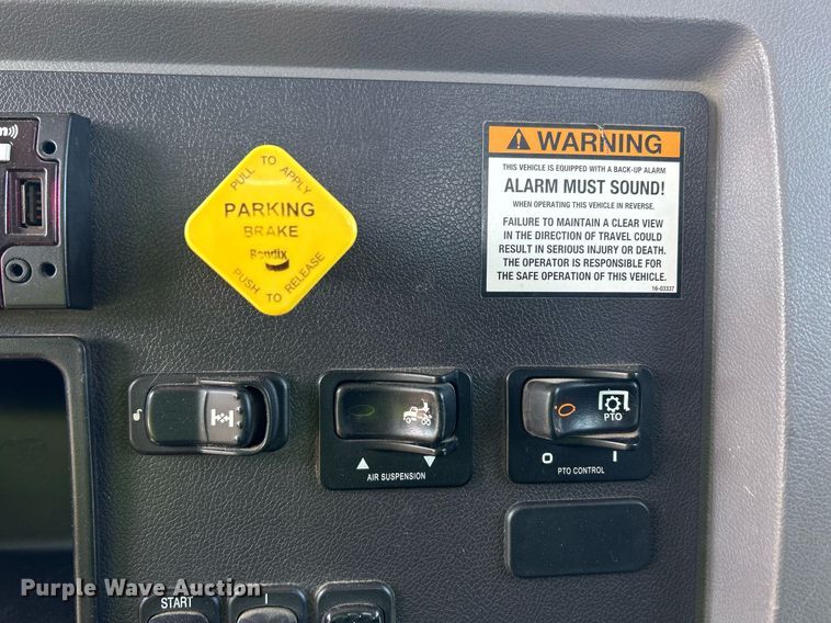 image for item EQ0513 2015 Peterbilt 337 utility / service truck