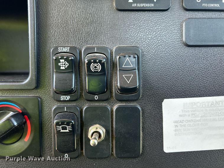 image for item EQ0513 2015 Peterbilt 337 utility / service truck