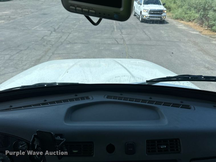 image for item EQ0513 2015 Peterbilt 337 utility / service truck