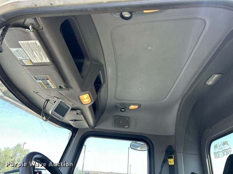 image for item EQ0513 2015 Peterbilt 337 utility / service truck