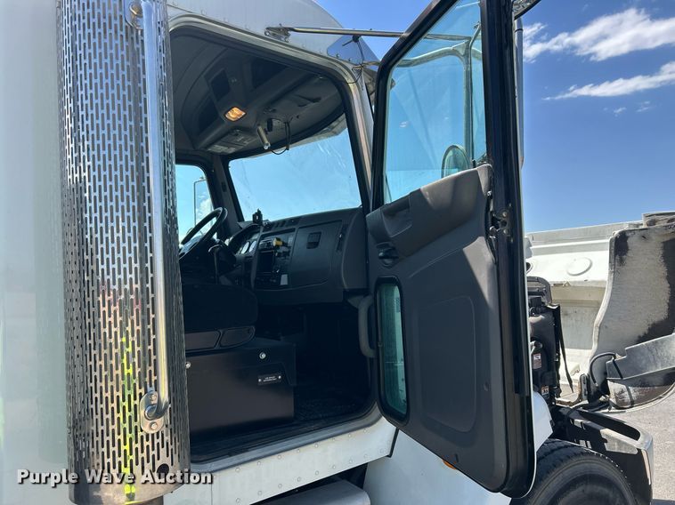 image for item EQ0513 2015 Peterbilt 337 utility / service truck