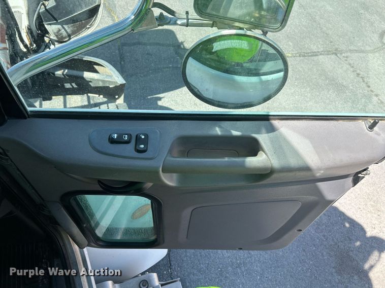 image for item EQ0513 2015 Peterbilt 337 utility / service truck