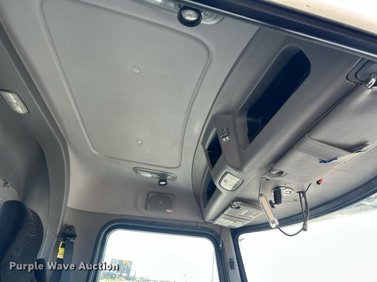 image for item EQ0513 2015 Peterbilt 337 utility / service truck