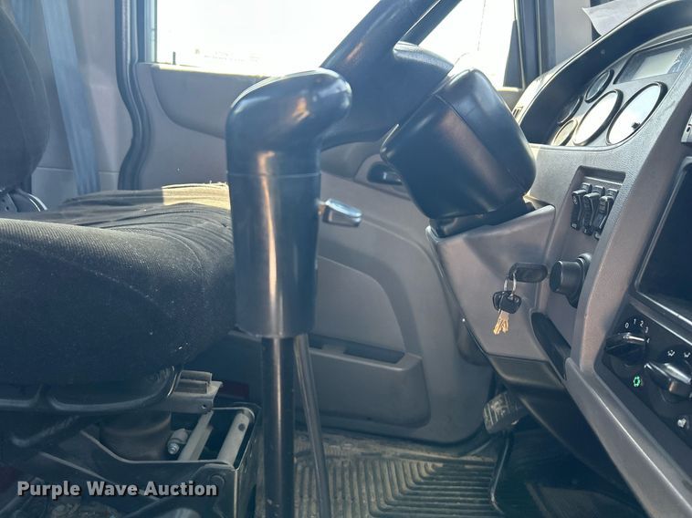 image for item EQ0513 2015 Peterbilt 337 utility / service truck