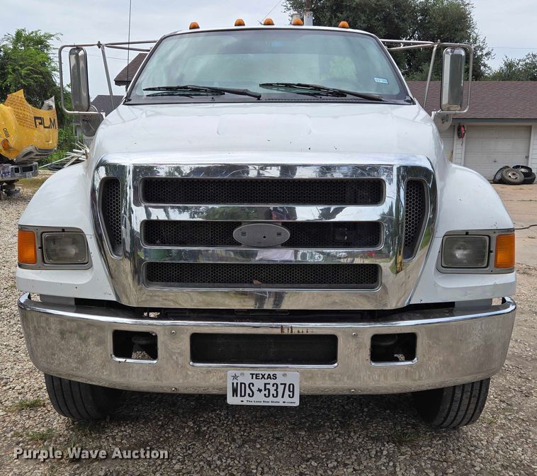 image for item EQ4071 2007 Ford F750 flatbed truck