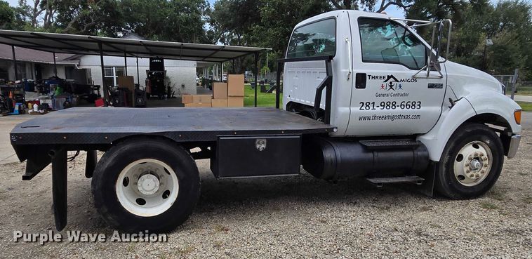 image for item EQ4071 2007 Ford F750 flatbed truck