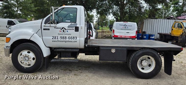 image for item EQ4071 2007 Ford F750 flatbed truck
