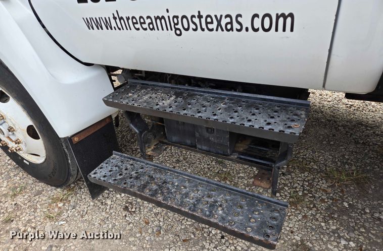 image for item EQ4071 2007 Ford F750 flatbed truck