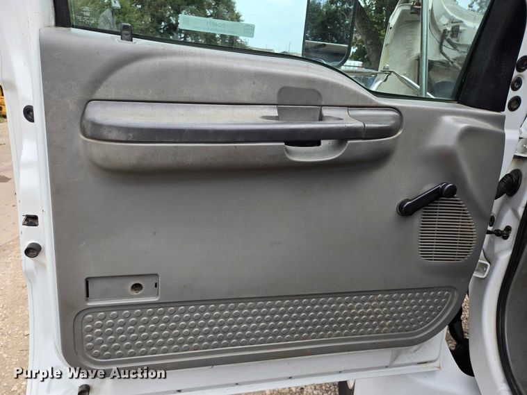 image for item EQ4071 2007 Ford F750 flatbed truck