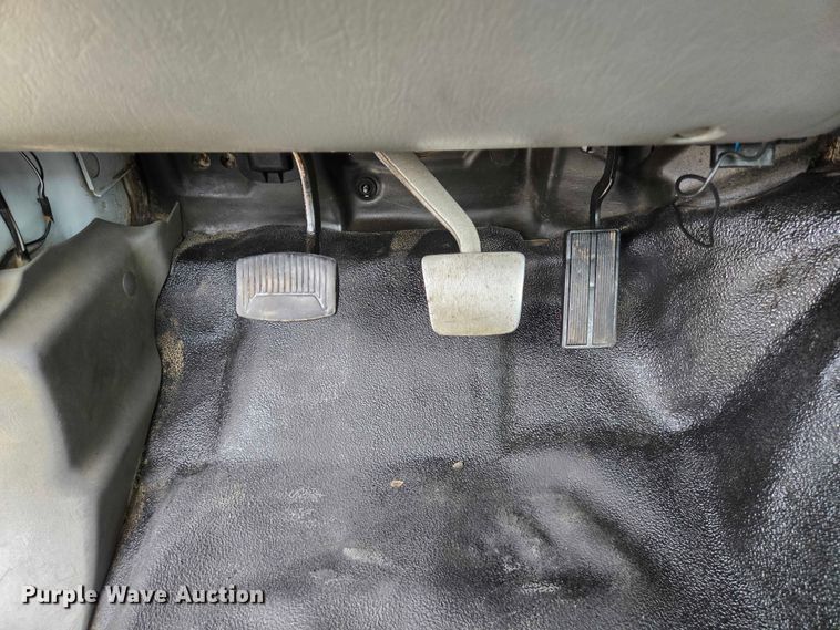 image for item EQ4071 2007 Ford F750 flatbed truck