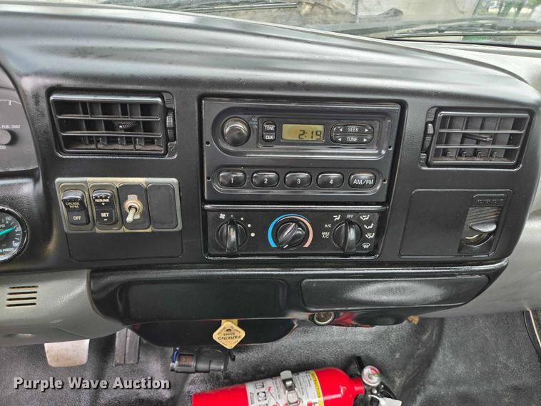 image for item EQ4071 2007 Ford F750 flatbed truck