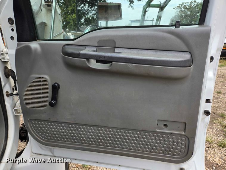 image for item EQ4071 2007 Ford F750 flatbed truck