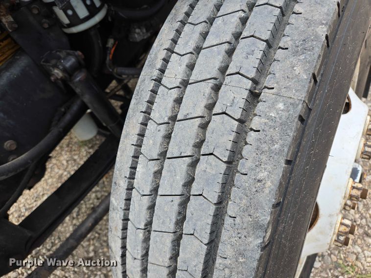 image for item EQ4071 2007 Ford F750 flatbed truck