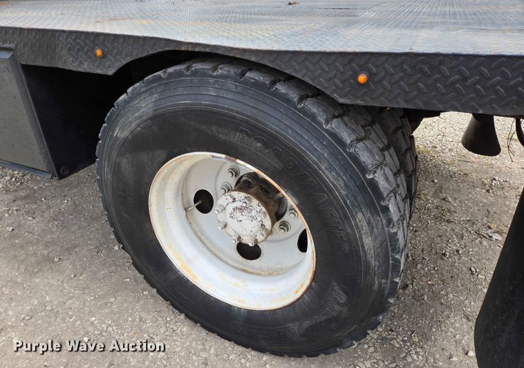 image for item EQ4071 2007 Ford F750 flatbed truck