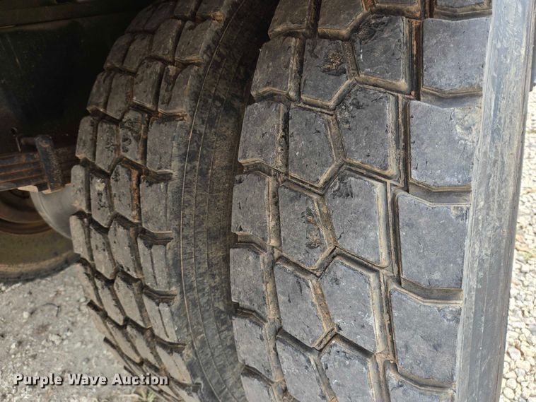 image for item EQ4071 2007 Ford F750 flatbed truck