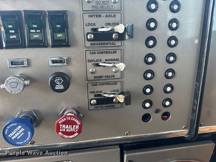 image for item ER2138 1978 Peterbilt 359 semi truck