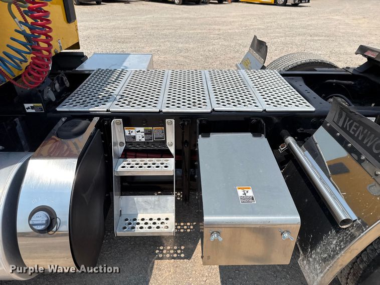 image for item EU2022 2021 Kenworth T680 semi truck