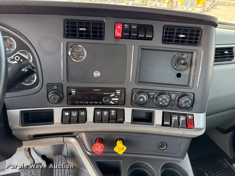 image for item EU2022 2021 Kenworth T680 semi truck