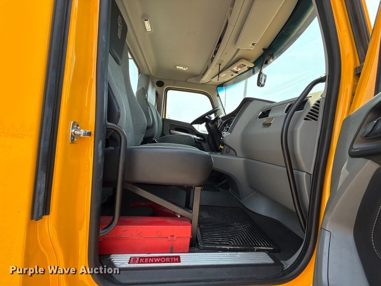 image for item EU2022 2021 Kenworth T680 semi truck