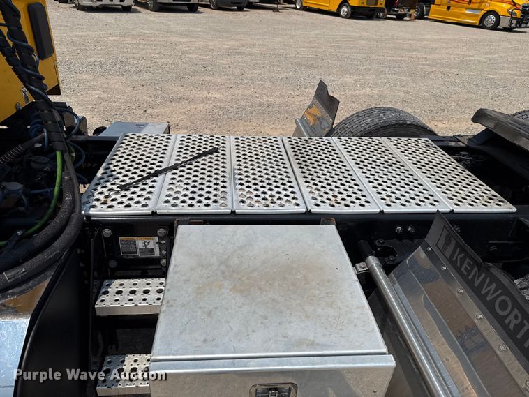 image for item EU2023 2022 Kenworth T680 semi truck