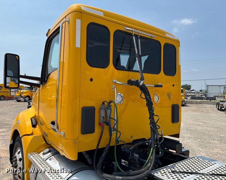 image for item EU2023 2022 Kenworth T680 semi truck