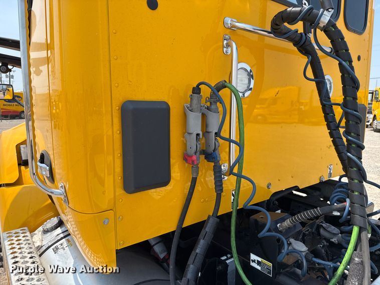 image for item EU2023 2022 Kenworth T680 semi truck