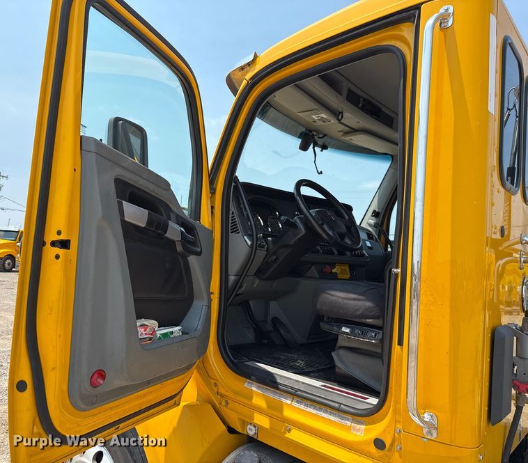 image for item EU2023 2022 Kenworth T680 semi truck