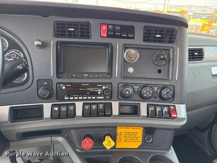 image for item EU2023 2022 Kenworth T680 semi truck