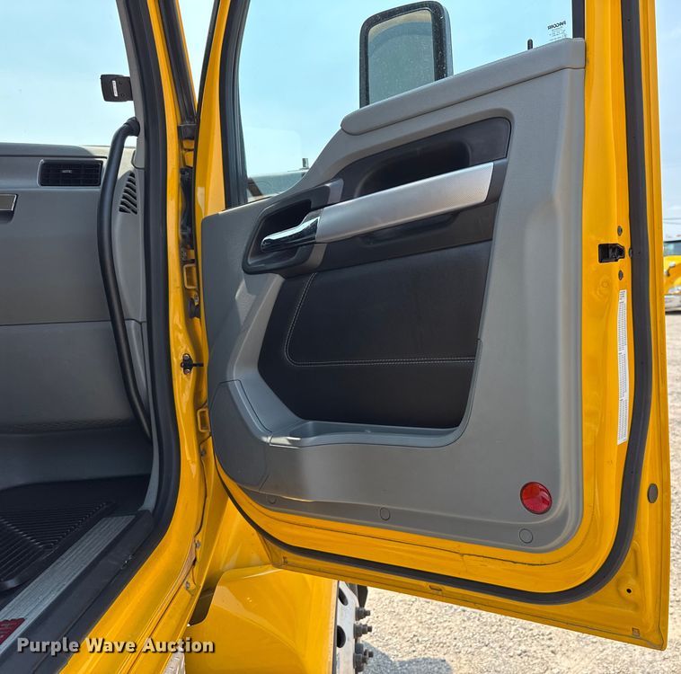 image for item EU2023 2022 Kenworth T680 semi truck