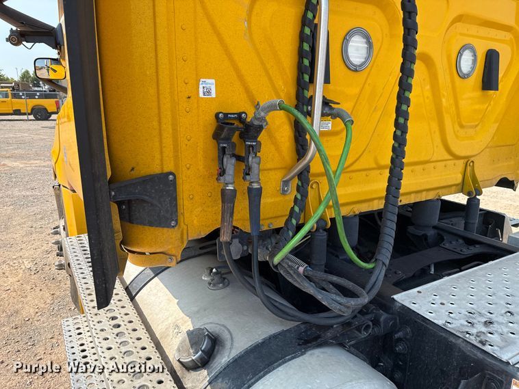 image for item EU2025 2022 Freightliner Cascadia 126 semi truck