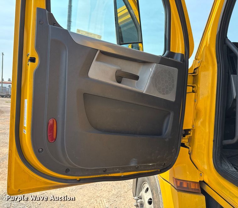 image for item EU2025 2022 Freightliner Cascadia 126 semi truck