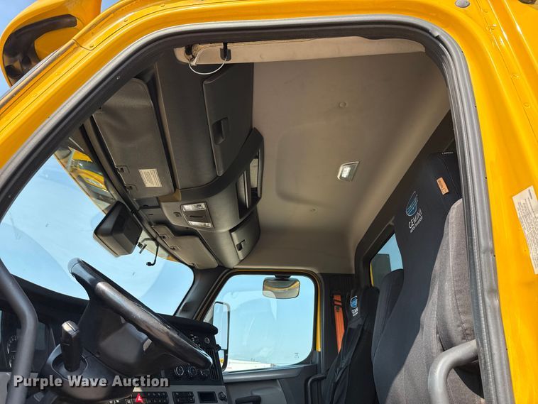 image for item EU2025 2022 Freightliner Cascadia 126 semi truck