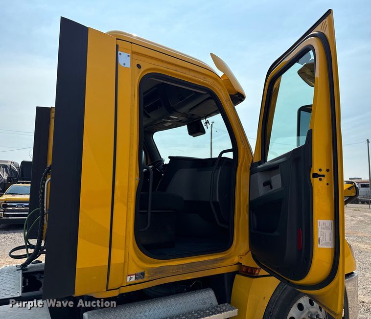 image for item EU2025 2022 Freightliner Cascadia 126 semi truck