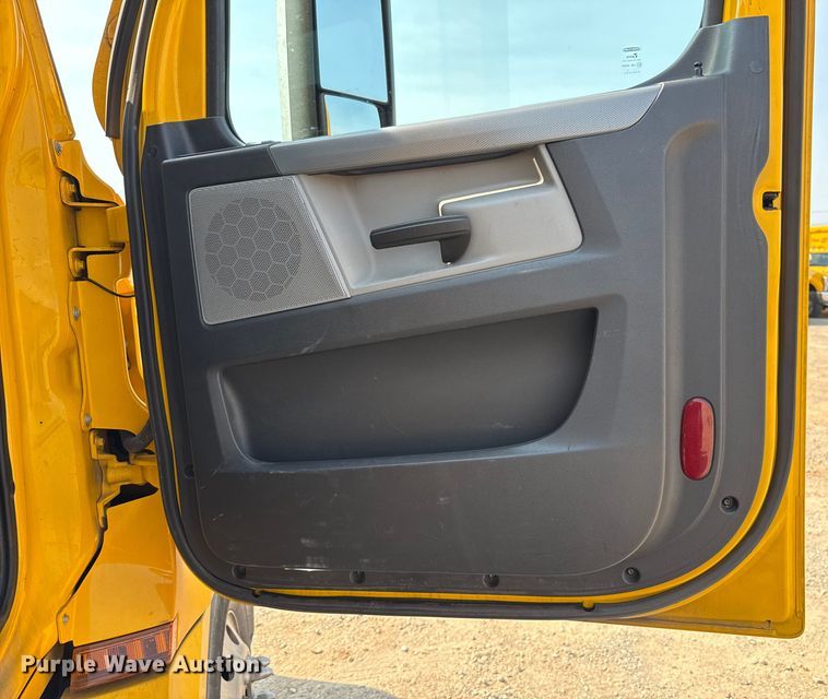 image for item EU2025 2022 Freightliner Cascadia 126 semi truck