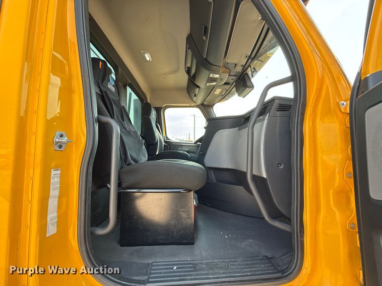 image for item EU2025 2022 Freightliner Cascadia 126 semi truck