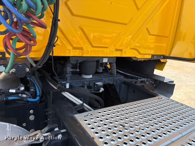 image for item EU2026 2021 International LT625 semi truck