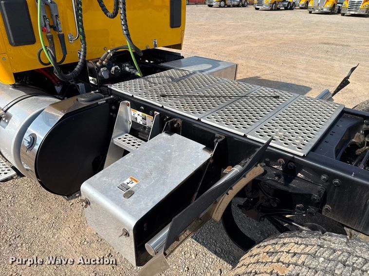 image for item EU2027 2020 Kenworth T680 semi truck