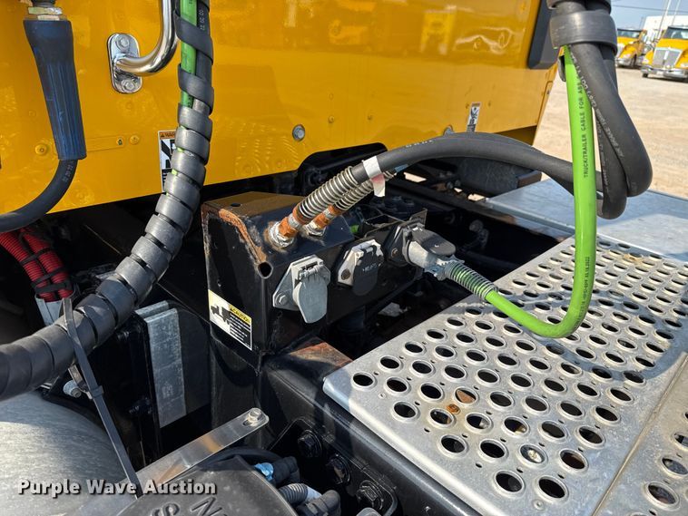 image for item EU2027 2020 Kenworth T680 semi truck