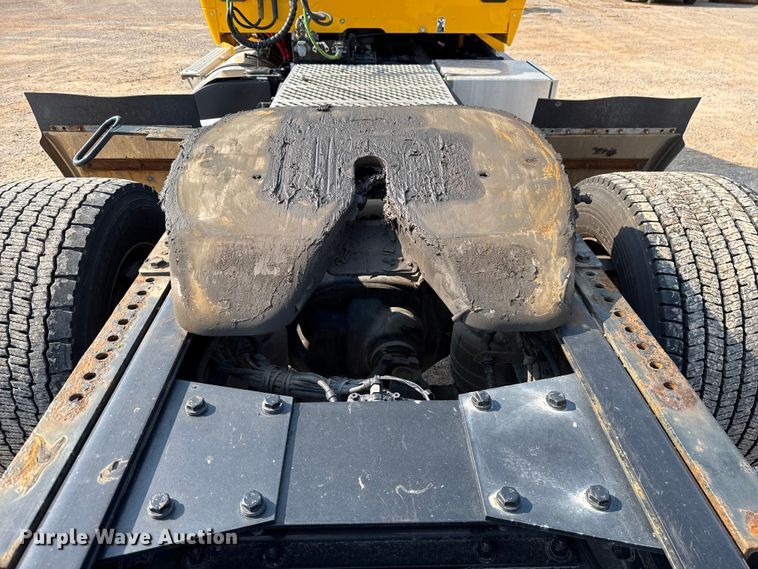 image for item EU2027 2020 Kenworth T680 semi truck