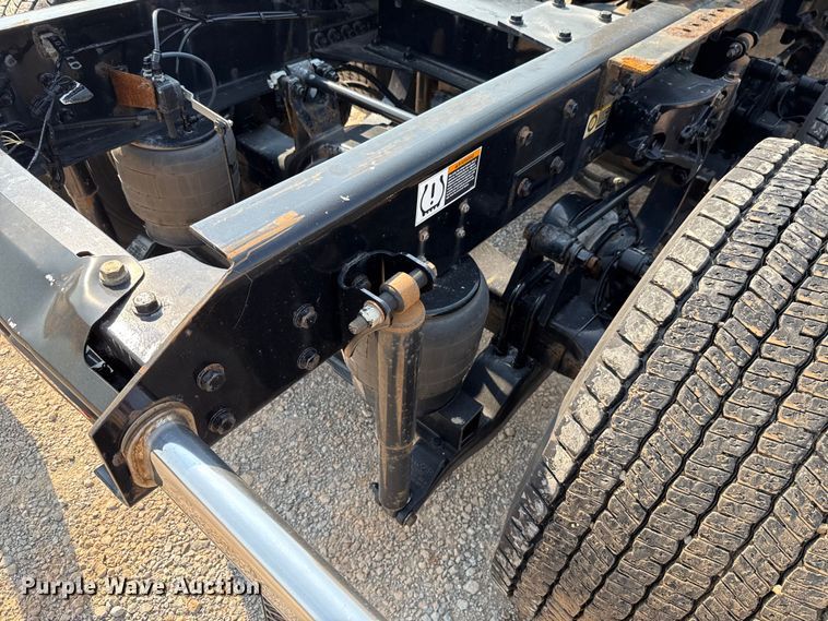 image for item EU2027 2020 Kenworth T680 semi truck