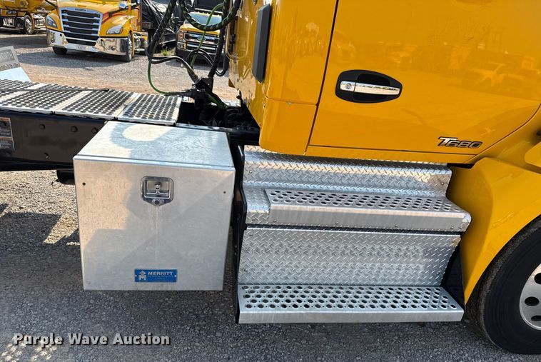 image for item EU2027 2020 Kenworth T680 semi truck